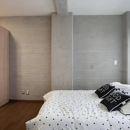 La Condesa: Spacious Two-Story Apartment with Terrace for 8